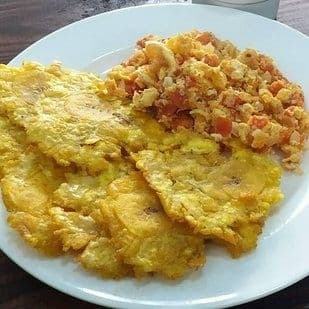 Huevos revueltos con patacon