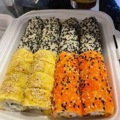 40 Sushi + 1 ENTERO ARROZ FRITO + 4 TE FRIOS