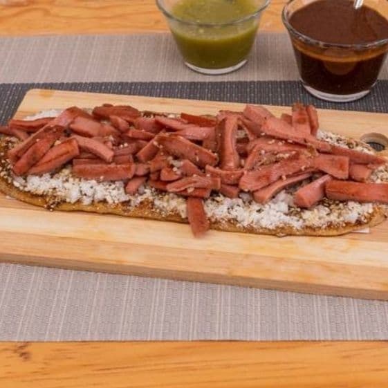 Huarache con Salchicha