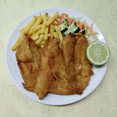 Filet de Corvina con Papas y Ensalada