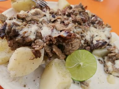 Papa con Carne y Queso (Bisteck)