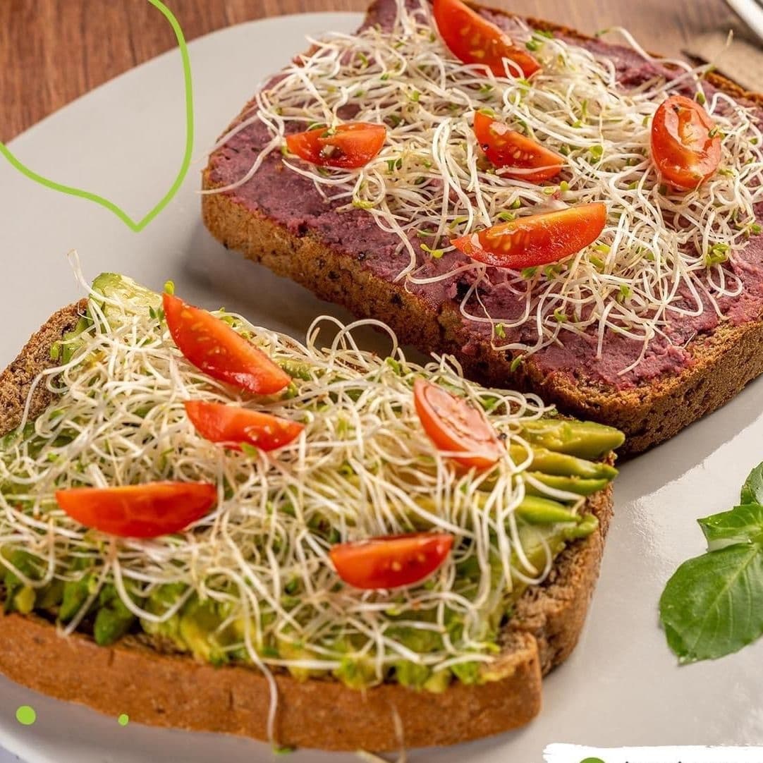 Pink Toast Humuss o Guacamole