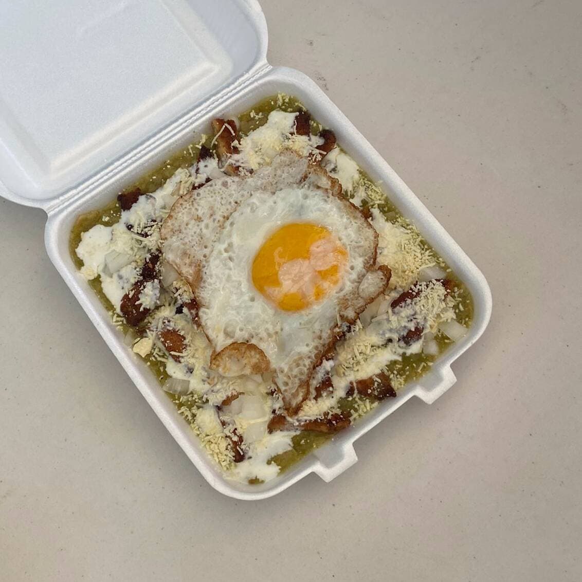 Chilaquiles verdes con huevo estrellado