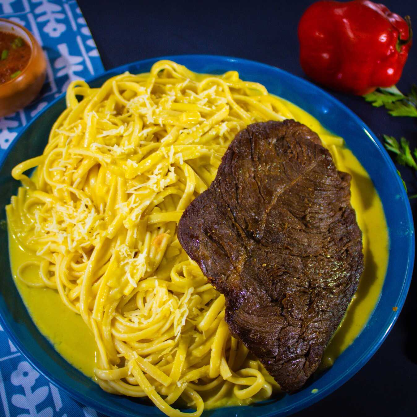 Tallarín a la Huancaína con Bistec Frito