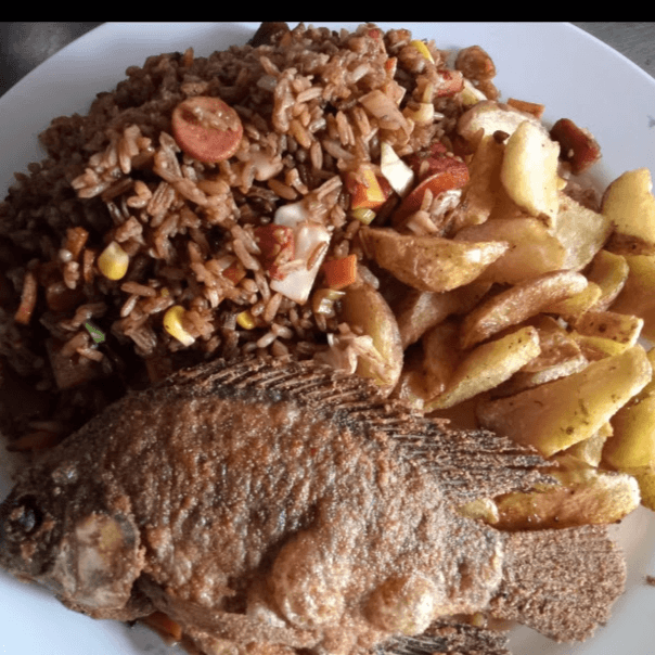 arroz frito +mojarra +papas fritas