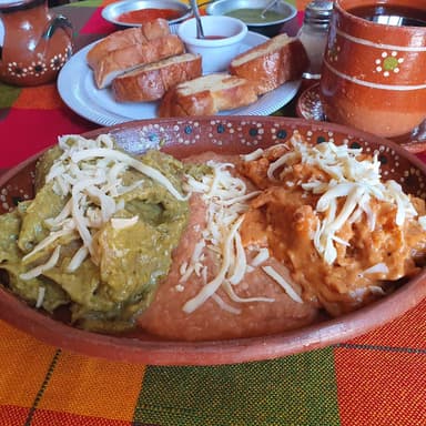 Orden de Chilaquiles + Pan + Café