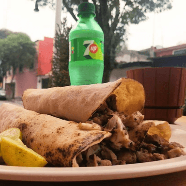 3 Tacos Árabes con Queso + Refresco