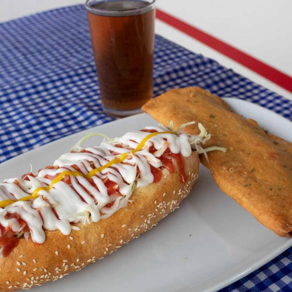 Combo 1: 1 hot dog jumbo, 1 empanada,te frio