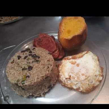 Pinto, salchichón y huevo.