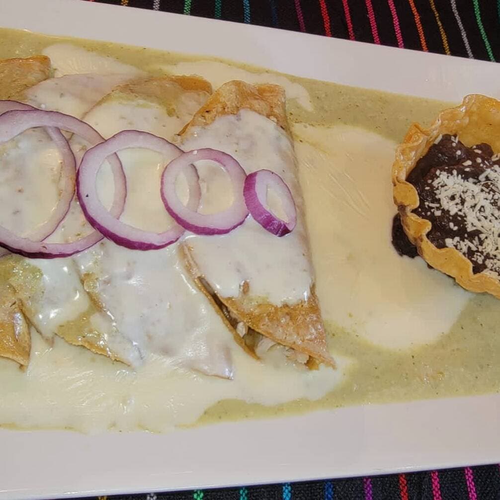 Enchiladas Suizas + Cortesía De Agua Del Día