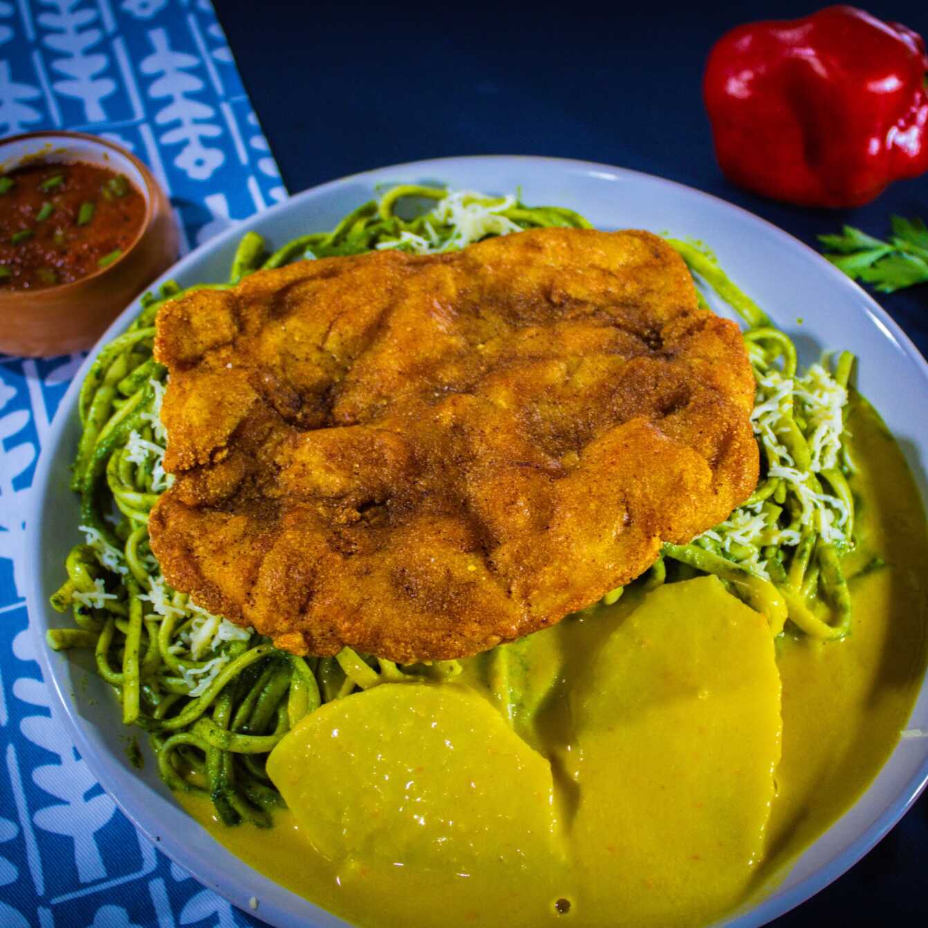 Tallarin Verde con Milanesa y Papa a la Huancaína
