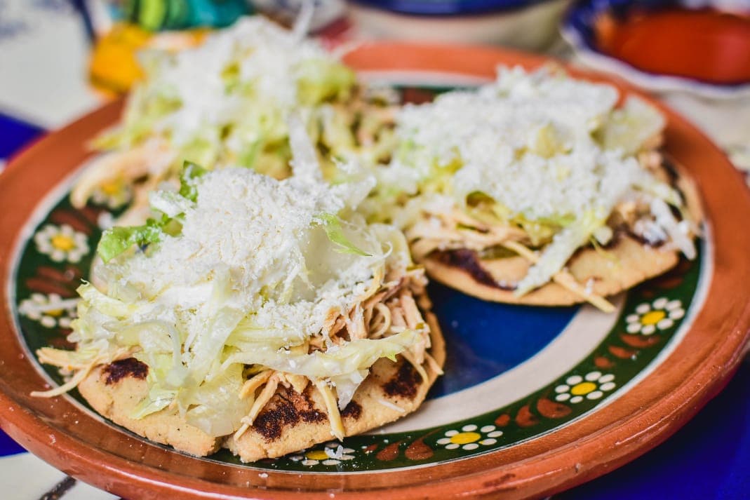 Sopes con Pollo