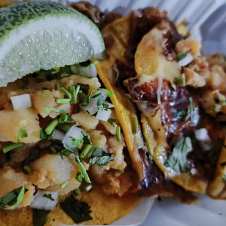 Tacos Vegetarianos de Papa Guisada y Queso Fundido