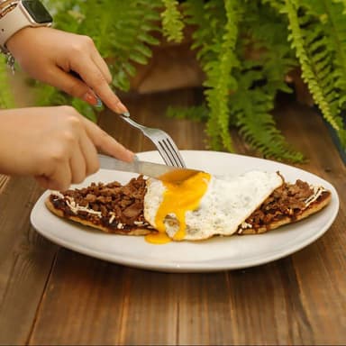 Huarache de Bistec de Res con Huevo