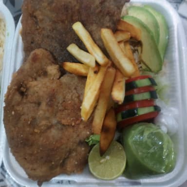 MILANEZA DE RES CON ENSALADA Y PAPAS