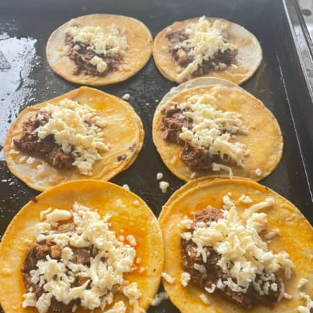 Taco Medio con Queso