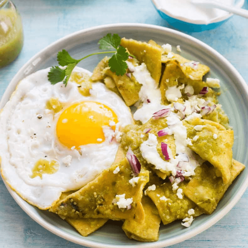 Chilaquiles con Huevo + Cappuccino Caliente