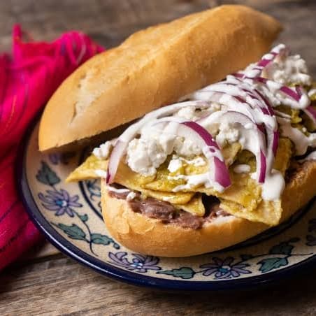 Lonche de Chilaquiles rojos