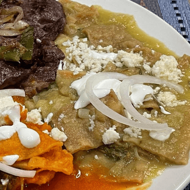 Chilaquiles verdes con bisteck y huevos