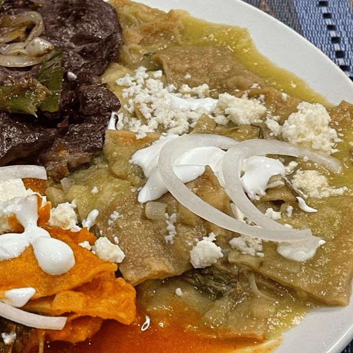 Chilaquiles verdes con bisteck y huevos