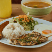 Menú Ejecutivo con Filete de Pollo a la Plancha