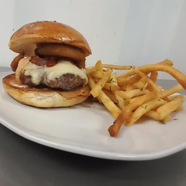 Barbecue Burger con Papas Fritas