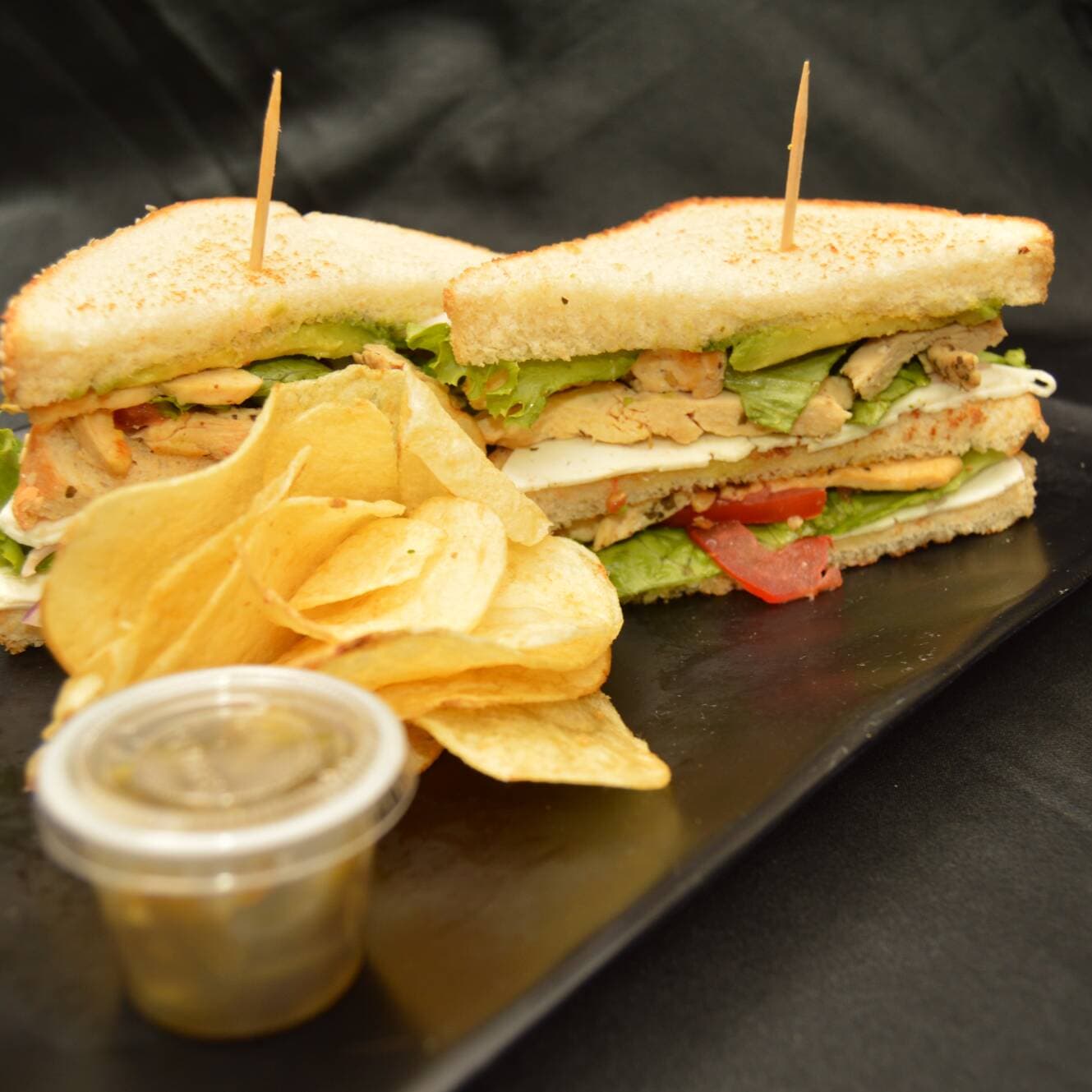 SANDWICH DE POLLO CON PAPAS