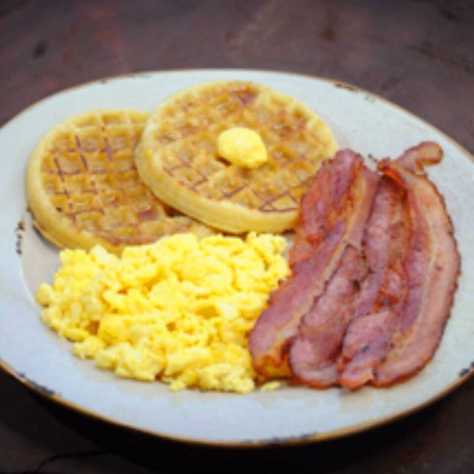 Waffles con Huevos y Tocino + Refresco