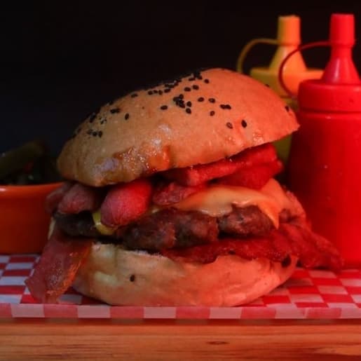 2 Hamburguesas Prision-Cerd y Papas Fritas