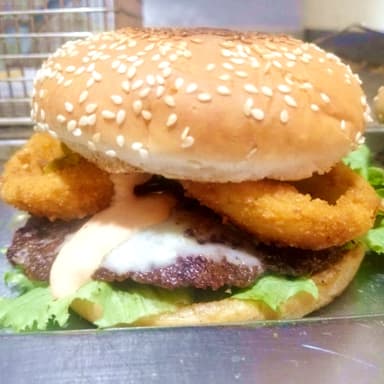 Onion Rings Burger con Papas a la Francesa