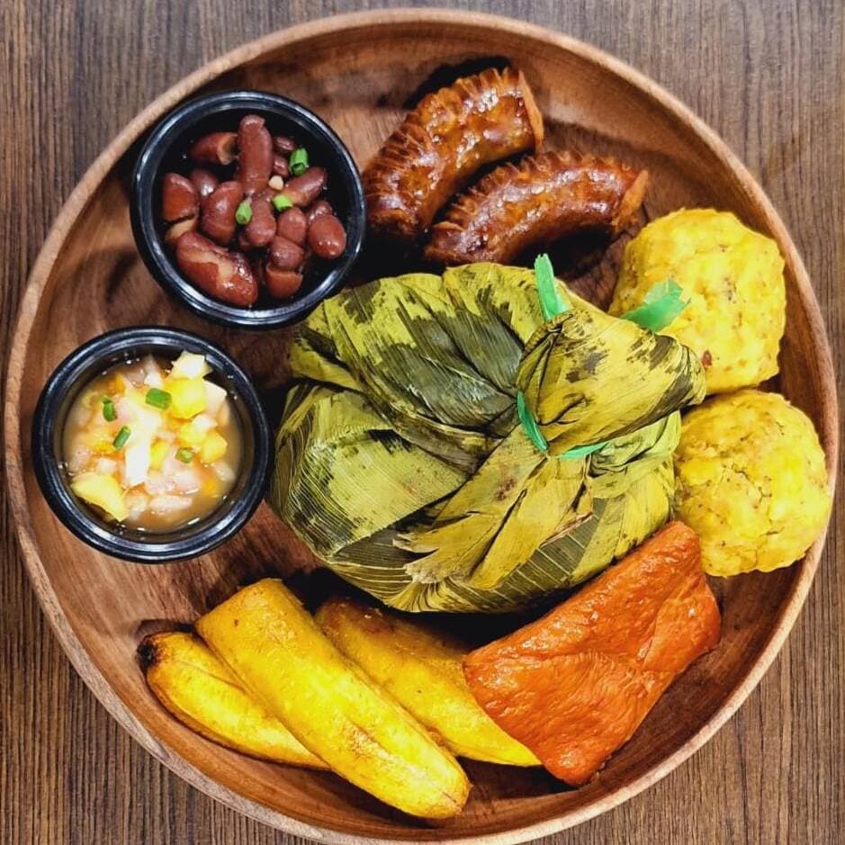 Juane de Gallina con Cecina, Chorizo y Tacachitos