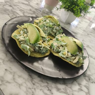 Tostadas con Ensalada de Pollo