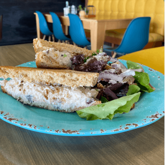 Sándwich de Ensalada de Pollo