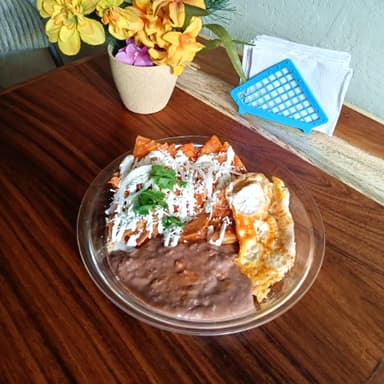 CHILAKILES CON HUEVO Y FRIJOLES