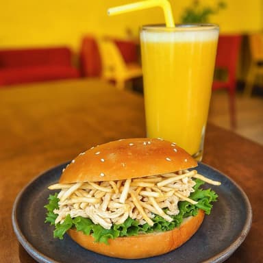 Jugo clásico + Pan con pollo