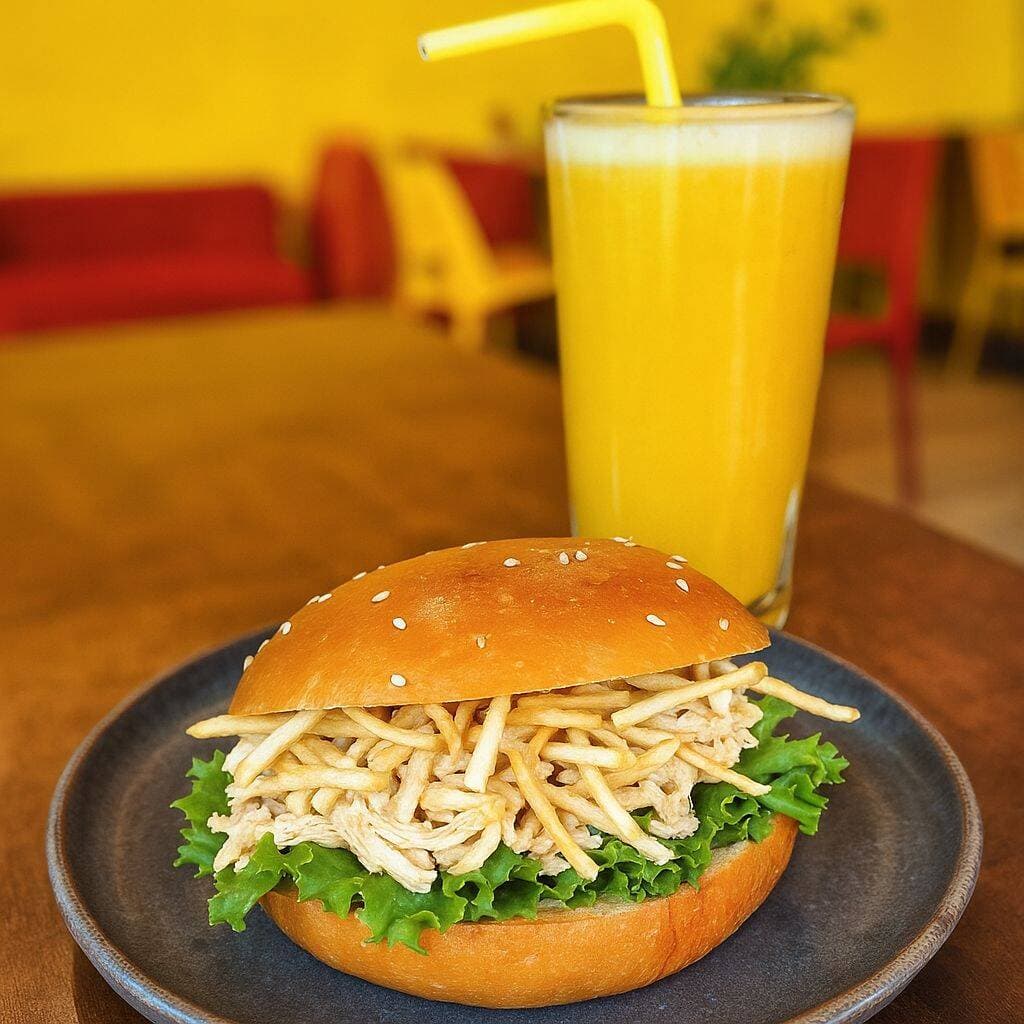 Jugo clásico + Pan con pollo
