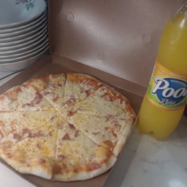Pizza Familiar Jamon y Queso mas gaseosa pool