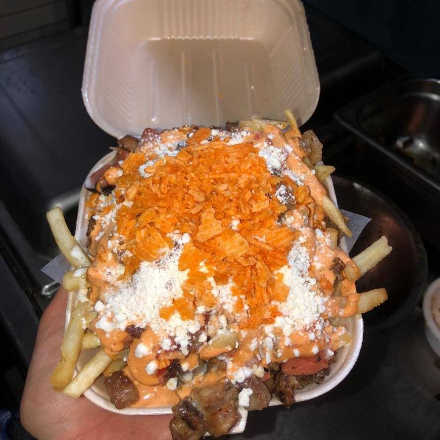 Salchicurropapas con carne y queso