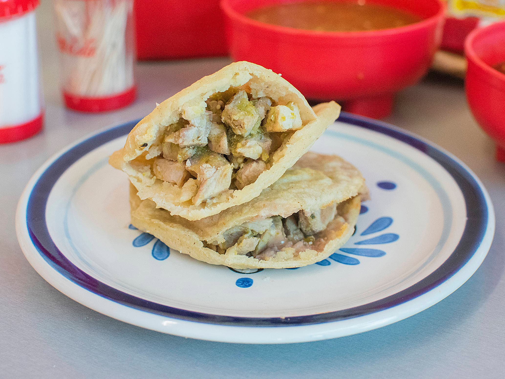 Gordita de Guisado de Puerco con Chile Verde