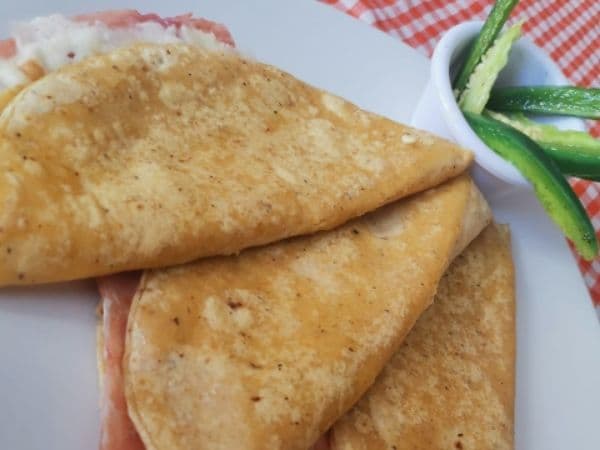 Quesadillascon Jamón,Tocino o Chorizo.