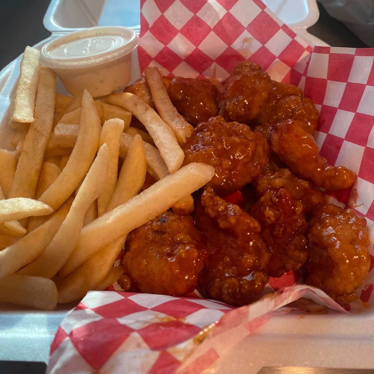 Boneless Mango Habanero con Papas Fritas 10-11 Und