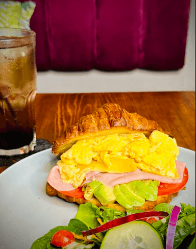 Croissant con huevo
