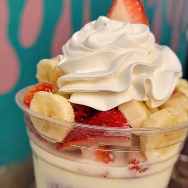 Fresas con platano y crema.