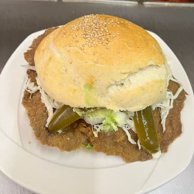 Cemita de Milanesa de Puerco + Agua de Jamaica 1Lt