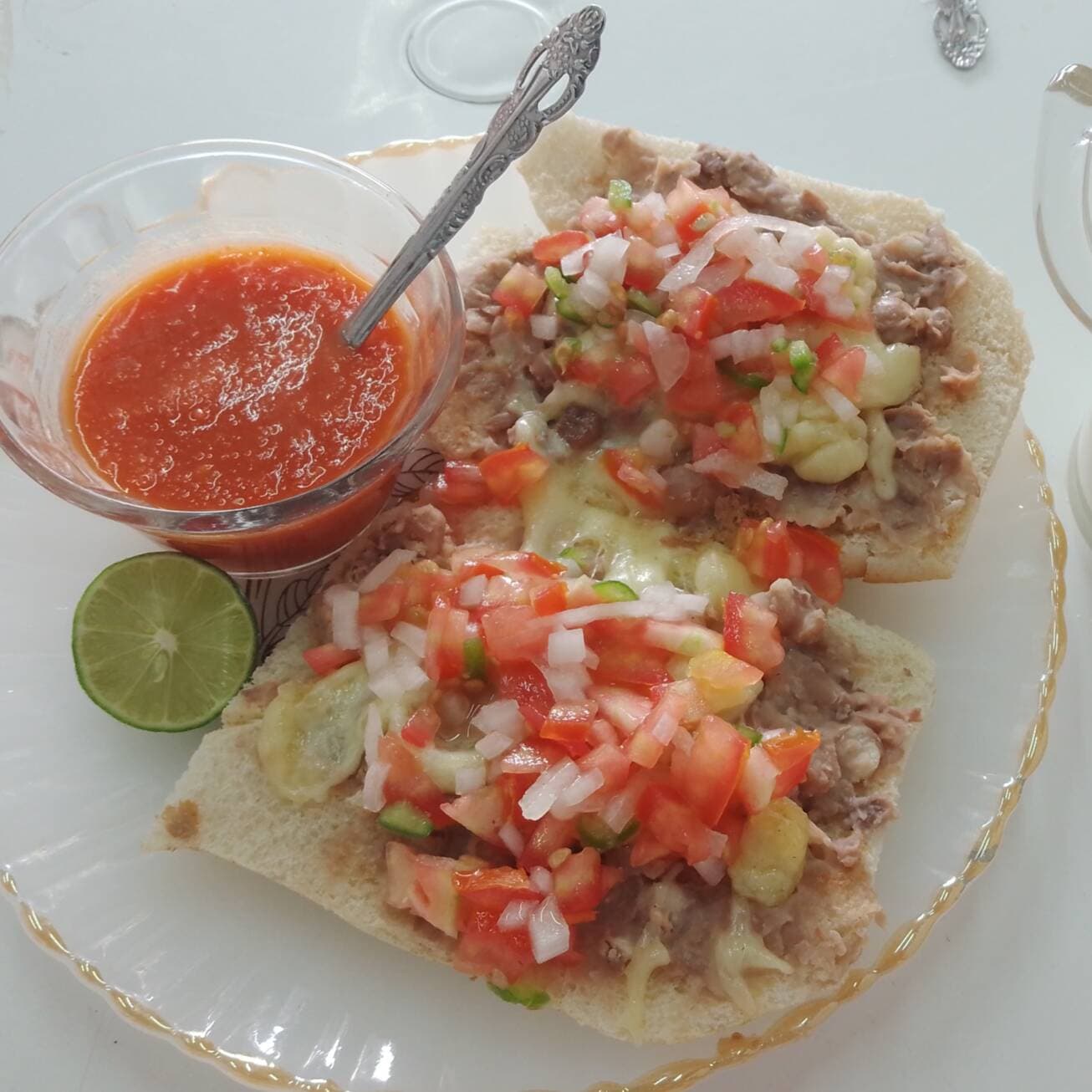 Molletes con Pico de Gallo