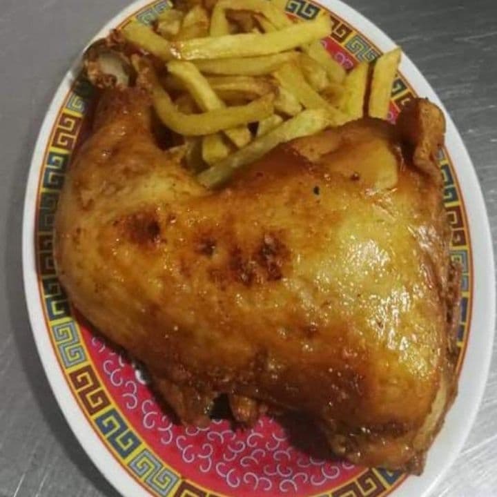 Cuarto de pollo frito con papas a la francesa