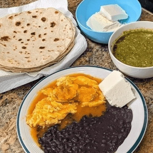 Huevo en Salsa Roja