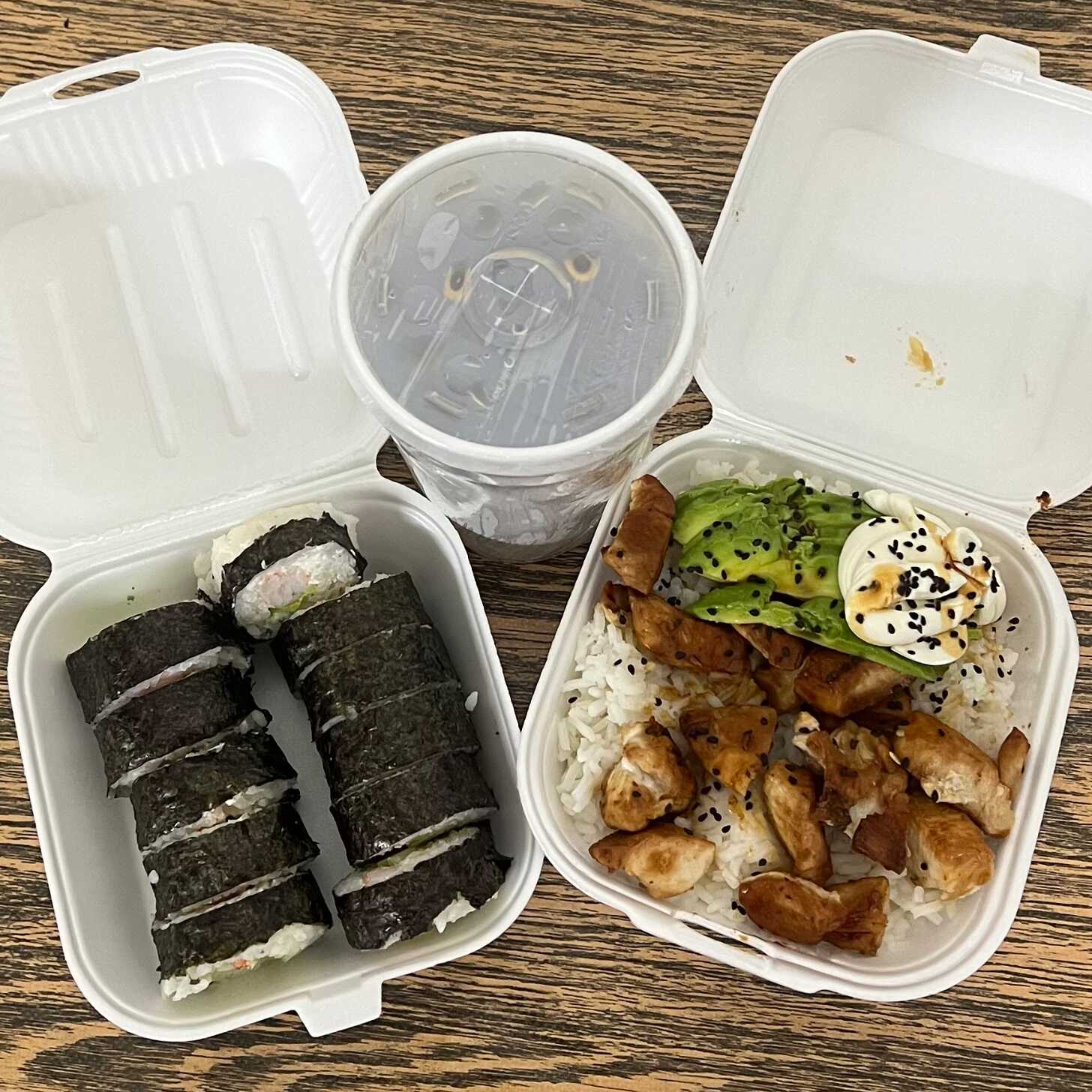 Combo Sushi California + Gohan de Pollo +Te Jazmin