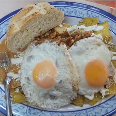 Chilaquiles Verdes con 2 Huevos