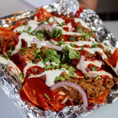 Chilaquiles  Rojos + Bebida